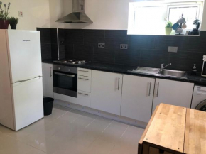 Cosy 2 bedroom Apartment -Heathrow Airport